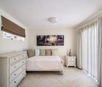 Day bed in the downstairs bedroom at Sandalwood House, offering additional sleeping space.